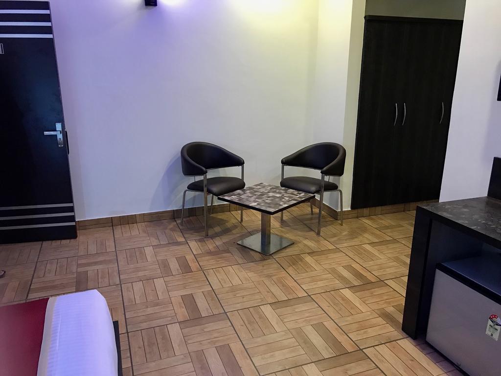 The Park Residency Hotel Грейтър Нойда Екстериор снимка