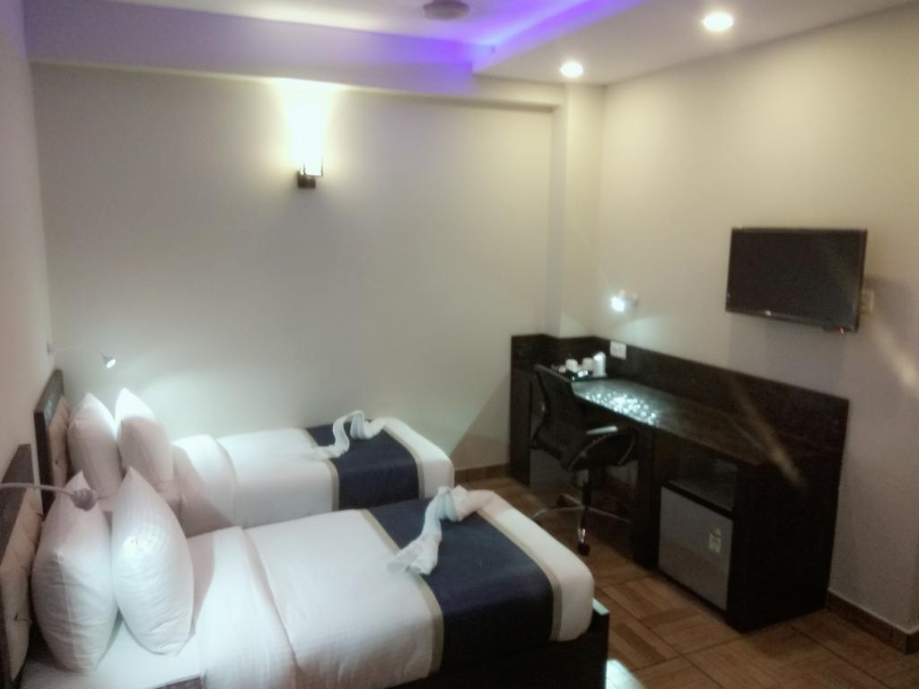 The Park Residency Hotel Грейтър Нойда Екстериор снимка