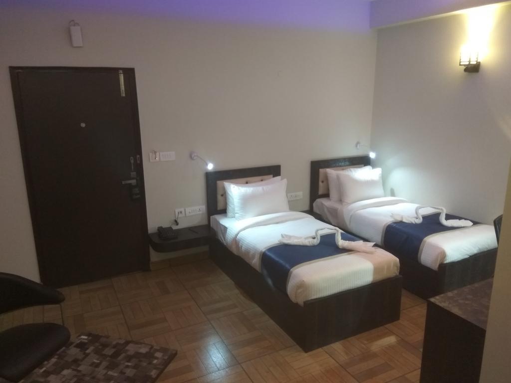 The Park Residency Hotel Грейтър Нойда Екстериор снимка