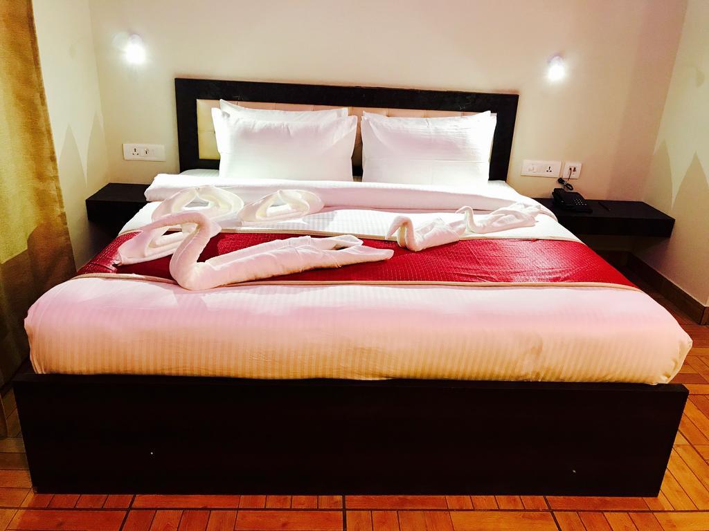 The Park Residency Hotel Грейтър Нойда Екстериор снимка