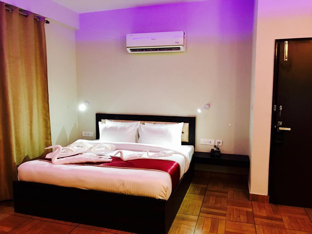The Park Residency Hotel Грейтър Нойда Екстериор снимка