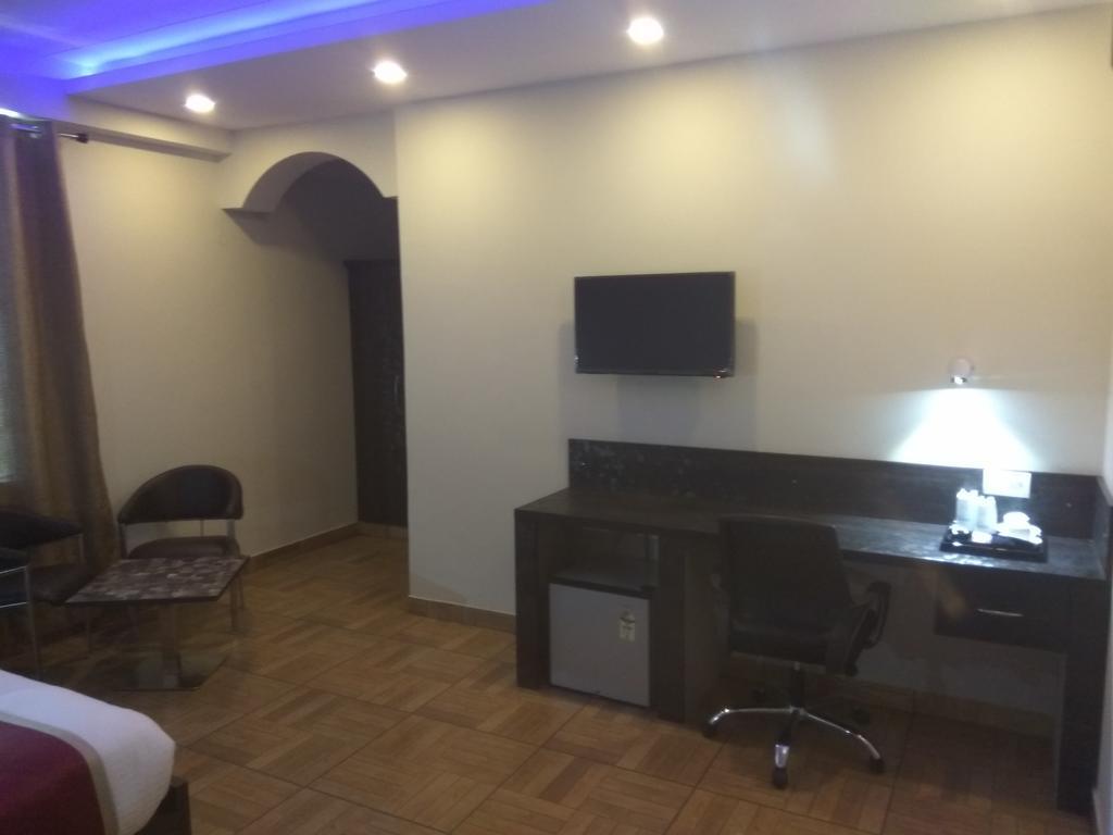 The Park Residency Hotel Грейтър Нойда Екстериор снимка