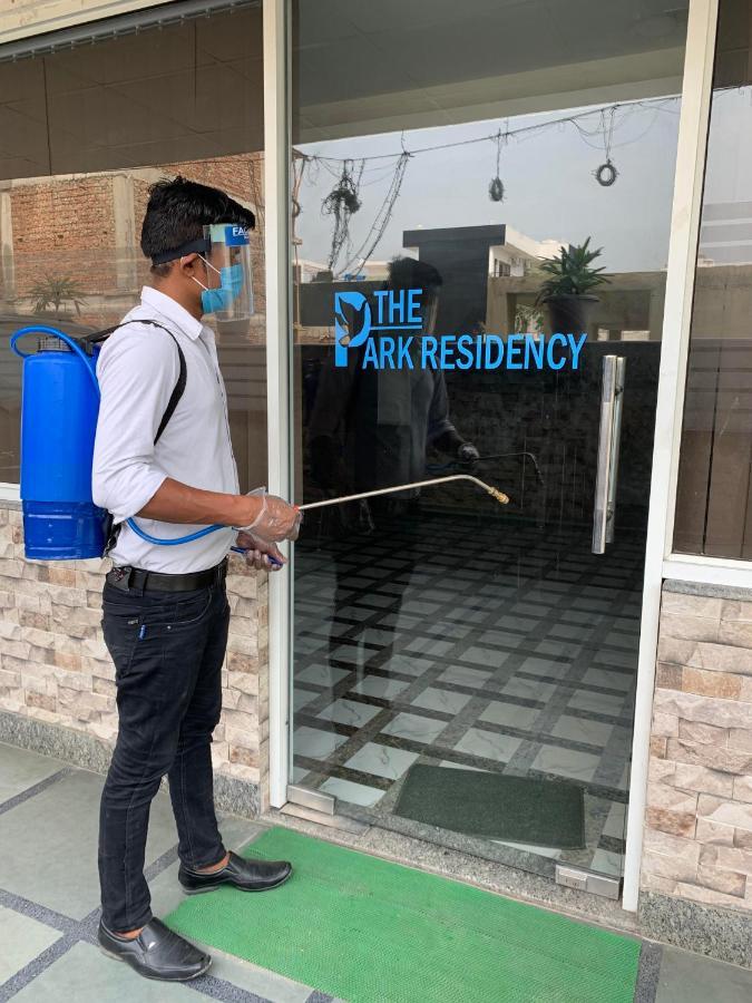 The Park Residency Hotel Грейтър Нойда Екстериор снимка